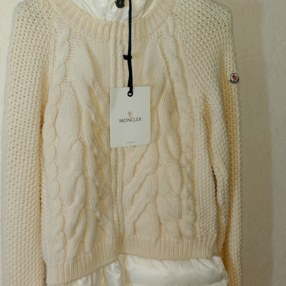 Moncler women's medium  cream knitted cardigan. Maglione tricot cardigan. White.